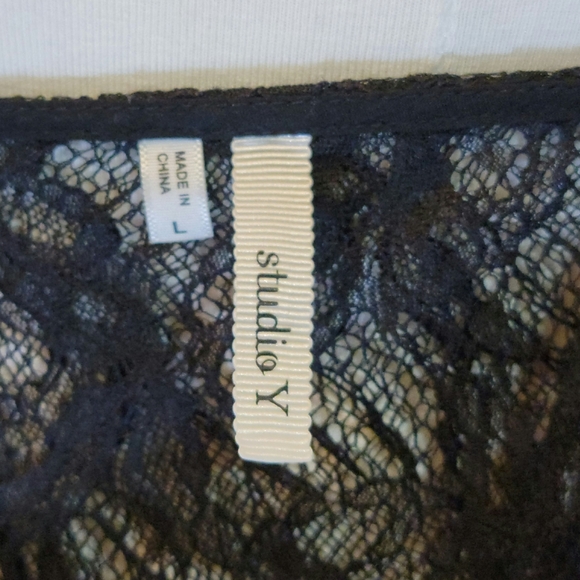 Black blouse with lace back - Picture 4 of 4